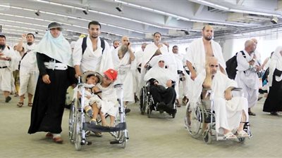 اكتمال وصول الحجاج إلى منى لرمي جمرة العقبة والتقصير