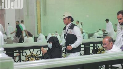 شباب مكة يكسرون رهبة طواف الإفاضة عند كبار السن من الحجيج
