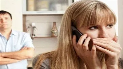  زرجة إشتكت من تقصير زوجها الجنسي أثناء مداخلة في برنامج فسمعتها 