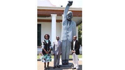 رئيس زيمبابوى يدشن تمثالاً لنفسه 