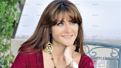 هيدي كرم تحتفل بالعيد برقصة على الطبلة مع بدرية طلبة (فيديو)