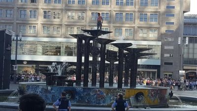 توقيف لاجئ شبه عار هدد بالانتحار وسط العاصمة الألمانية