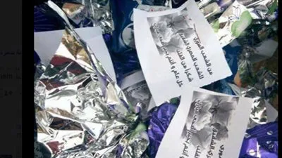 سوريون يوزعون بطاقات تهنئة للشعب المصري: