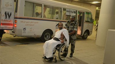 رجال الأمن يواصلون خدمتهم لحجاج  ذوي الإعاقة الحركية (صور)