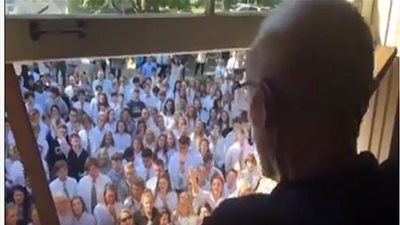 فيديو مؤثر 400 تلميذ ينشدون الترانيم امام منزل استاذهم الذي يصارع مرض السرطان