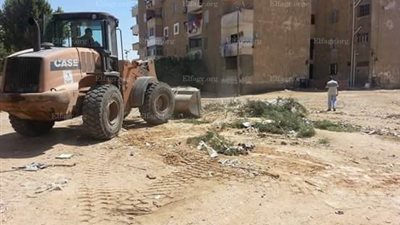 حملة إزالة مخلفات المباني بحي عتاقة بالسويس (صور)