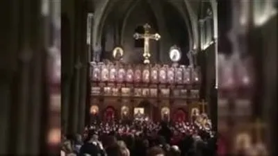 كورال مسيحي ينشد 