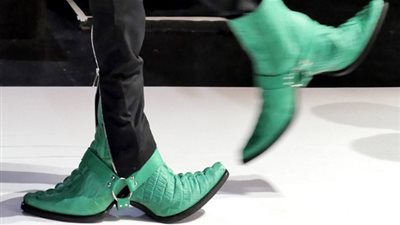 اخر تقاليع الموضة.. حذاء بمقدمتين.. 