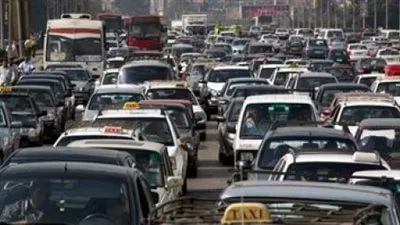 توقف حركة المرور أعلى محور 26 يوليو بسبب تصادم سيارتين