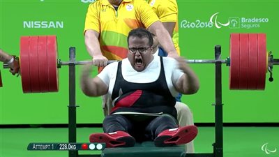 محمد صلاح يهنئ عمرو فاروق بعد حصد فضية في 