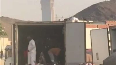 عمالة توزع لحوم أضاحٍ عشوائياً على متجمهرين بمكة
