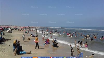 إقبال المواطنين على شواطئ مصيف بلطيم رابع أيام العيد (صور)