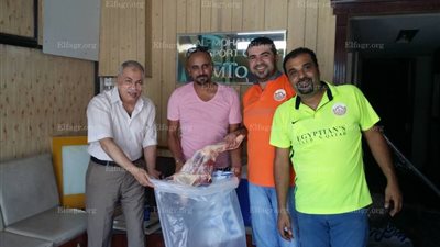 المكتب العمالي بقطر يشارك في توزيع الأضاحي على المصريين (صور)