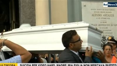 انتحار امرأة إيطالية بسبب 