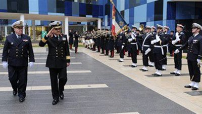 عاجل.. قائد القوات البحرية المصرية يصل فرنسا لتسلم الميسترال الجديدة