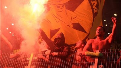 الاتحاد الأوروبي يحقق مع دورتموند وليجيا بسبب العنصرية والشماريخ