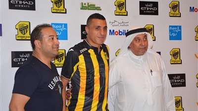 لجنة الاحتراف تتسلم بطاقة العكايشي الدولية