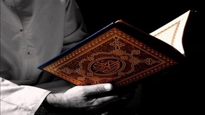 حكم القراءة من المصحف في صلاة الفرض (فيديو)