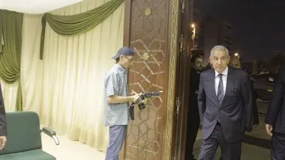 وصول وزراء الصناعة والتنمية المحلية والاتصالات لعزاء والدة السفير 