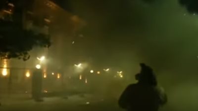 متظاهرون أوكرانيون يهاجمون سفارة روسيا بالشماريخ والزجاجات الحارقة بسبب 