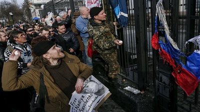 القوميون الأوكرانيون ينتهكون 