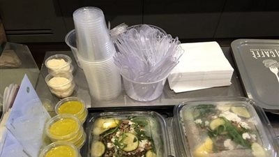 فرنسا تحظر استخدام الأطباق والأكواب البلاستيكية 