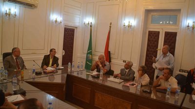 محافظ المنيا يبحث بدائل لمراكز الدروس الخصوصية ويطمئن الطلاب