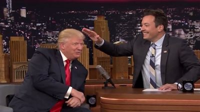 مذيع يسخر من ترامب على الهواء ويبعثر شعره.. النتيجة صادمة! (فيديو)