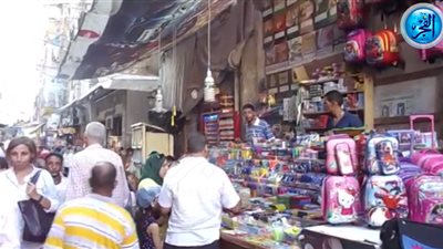 إقبال على سوق الورق بالإسكندرية استعدادا للدراسة.. والأسر: 