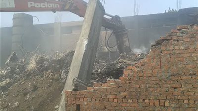 رفع مخلفات حريق مصنعي البلاستيك والقطن بقليوب (صور)