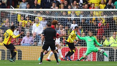 بالفيديو.. فضيحة تحكيمية تهدي واتفورد هدفا أمام مانشستر يونايتد