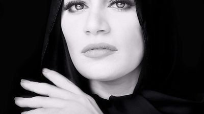 رانيا يحيي تستعرض موضة الأبيض والأسود بأناقة (صور)