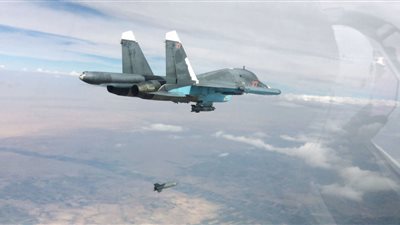 عاجل.. الطيران الروسي والسوري يدمر صهاريج نفط لـ