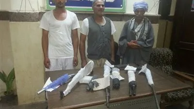 القبض على متهمين بسرقة سيارة وحيازة أسلحة ومخدرات بالمنيا