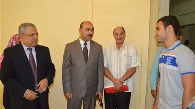 رئيس جامعة الفيوم يتفقد توقيع الكشف الطبي على الطلاب الجدد 