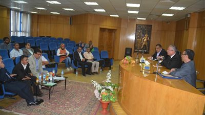 محافظ المنيا يبحث مع المعلمين حركة التنقلات والدروس الخصوصية