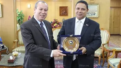 محافظ دمياط يكرم وكيل التعليم السابق (صور)