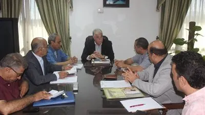 محافظ جنوب سيناء يناقش إمكانية إقامة مصانع للجبس والأسمنت بأبوزنيمة 