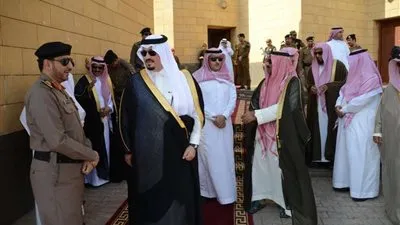 نائب أمير حائل يؤدي صلاة الميت على الشهيد 