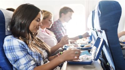 احذر تناول هذه الأطعمة قبل صعودك إلى الطائرة!