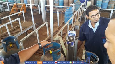 الرقابة الإدارية تشن حملة على مستودعات تعبئة أسطوانات البوتاجاز بالسويس  (صور)