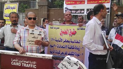 الأمن يغلق شارع عبد الخالق ثروت بالتزامن مع تظاهرات المعلمين (صور)