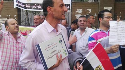 وقفة احتجاجية للمعلمين أمام 