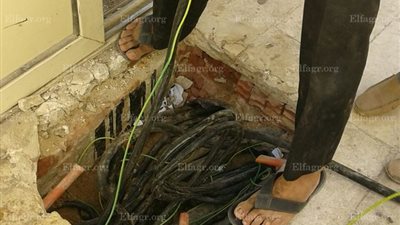 مد الكابلات الكهربائية بداخل قلعة قايتباى تمهيدًا لإنارتها وفتحها للزائرين ليلًا (صور)