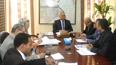 محافظ السويس يؤكد أهمية الارتقاء بمستوى التعليم بمدارس المحافظة 