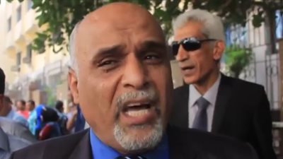 أحد المعلمين المتظاهرين أمام 