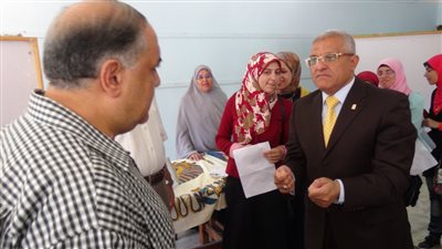  رئيس جامعة المنيا يتفقد صالات الكشف الطبي