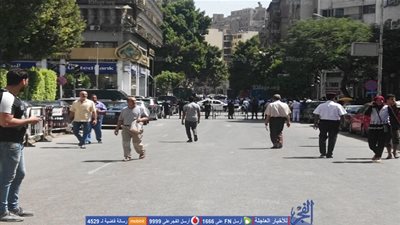 قوات الأمن تغلق شارع 