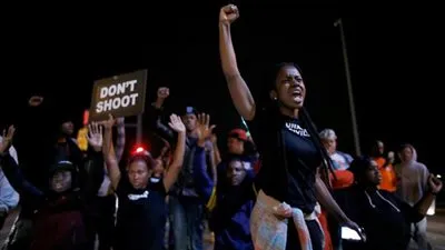 احتجاج في نورث كارولاينا بعدما قتلت الشرطة رجلا أسود