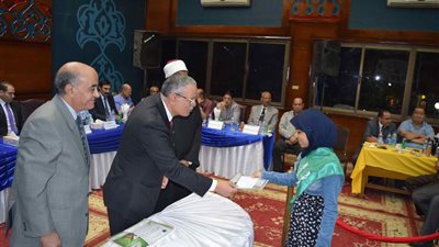 محافظ المنيا  يُكرم 32 من حفظة القرآن الكريم 